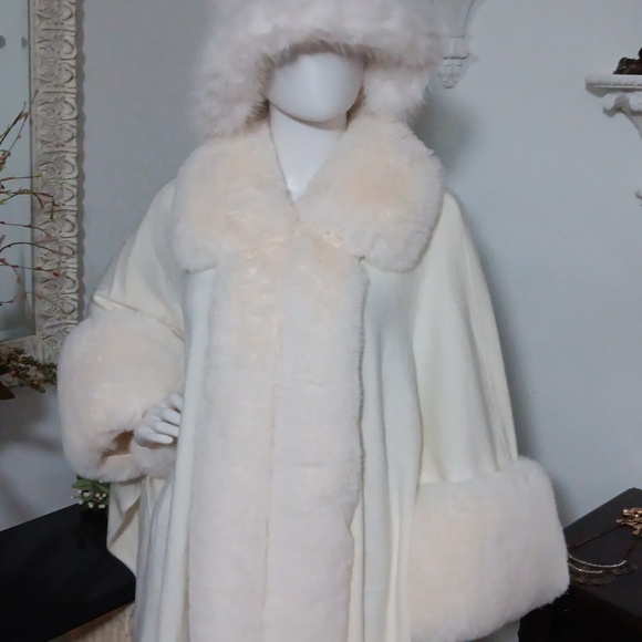 NWOT Fuzzy Collared Long Sleeve Cape Outerwear for Fall and Winter Seasons - Picture 4 of 9